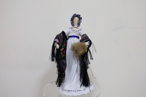 14.	Костюм эпохи Ампир. XIX век.
Костюм эпохи Ампир (начало XIX века) — это стиль, вдохновленный античностью. Женщины носили платья-туники «шемиз» с завышенной талией и струящимся силуэтом, напоминающие греческие хитоны, из легких тканей (кисея, батист, муслин), часто с глубоким декольте и без корсетов.
