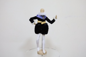 7.	Костюм короля Франции Генриха IV. XVI век
Костюмы богатых французов шились из дорогих тканей — бархата, парчи, шелка, сукна — и украшались жемчугом, золотыми и серебряными вышивками. С приходом к власти Генриха IV мужской костюм стал строже. Дворяне носили дорогую одежду, но тёмных цветов. Основными предметами гардероба были короткая приталенная верхняя одежда «коллет», короткие объёмные штаны «кюлот» и белые чулки. 
Шикарный накрахмаленный воротник «горгера» занимал важное место в образе короля, подчеркивая статус носителя.
