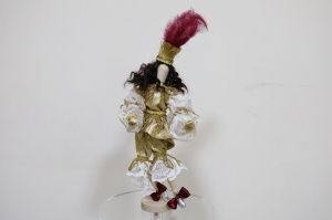 5.	Костюм Короля Солнца Людовика XIV состоял из верхней одежды «Вест», коротких юбка-брюк «Ренграв», а голову украшала корона в виде солнечного диска со страусиными перьями.