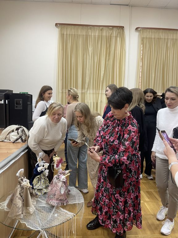 Состоялась лекция–беседа «Французский костюм XVIII века — эпоха рококо».