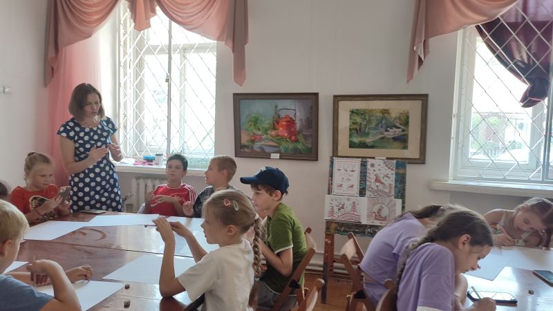 Народные промыслы России — тема дня. Занятие «Мезенская роспись»