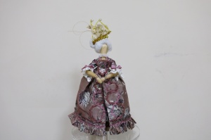 12.	Костюм маркизы де Помпадур. XVIII век
Женский костюм эпохи рококо — это триумф декоративности. Силуэт формировался с помощью корсета и каркасов-панье. Платья «роб а ля франсез» отличались обилием кружев, бантов и цветочных украшений. Волосы укладывались в высокие причёски, украшенные перьями, лентами и миниатюрными аксессуарами. Благодаря маркизе де Помпадур розовый стал самым популярным и желанным цветом в XVIII веке. Она более чем была уверена, что это единственный цвет, который отражает наготу тела.
