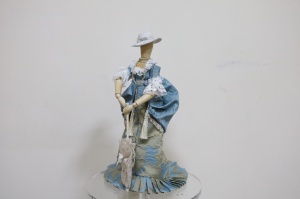 15.	Костюм великой императрицы Марии Фёдоровны  
Чарльз Фредерик Ворт создавал для императрицы Марии Фёдоровны роскошные придворные костюмы, отличавшиеся изысканным кроем и богатой отделкой. В их основе были дорогие ткани — шёлк, бархат, парча, — украшенные вышивкой, кружевом и драгоценными деталями. Эти наряды подчёркивали высокий статус императрицы и сочетали французскую элегантность с требованиями русского императорского двора.
