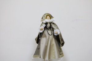 8.	Костюм королевы Франции Марии Медичи XVI век
Парадные придворные женские платья в XVI веке во Франции назывались «Роб».  Шикарное платье из золотистой парчи с длинными накладными «ложными» рукавами, лиф платья украшал огромный накрахмаленный воротник «горгера», а головным убором был «арселе» со страусиными перьями. 
