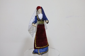 На территории Нагорной Армении, в районе Карина, в XIX веке армянки носили белую рубашку из батиста, нагрудник «дош-сртаноц» из красного бархата с растительным орнаментом, а поверх — длинное бархатное платье «хрха» в темных оттенках. Основным головным убором была красная феска с длинной кисточкой и платок.