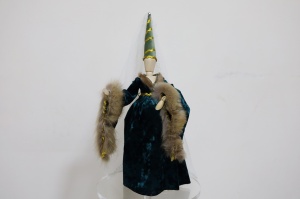 10.	Женский костюм в эпоху позднего Средневековья. XIV  век
В XIV веке появляется и женский «упелянд» —торжественная одежда феодальной знати. Зимний вариант делали из сукна на меху. Рукава были длинные, широкие, с мехом и фестонами. Вместе с «упеляндом» носили высокий конусообразный головной убор «эннен» с длинным легким вуалем.
