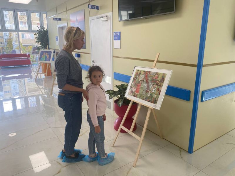 В холле ГБУ РО «ОДКБ» работает экспозиция лучших работ учеников Детской художественной галереи РОМИИ.