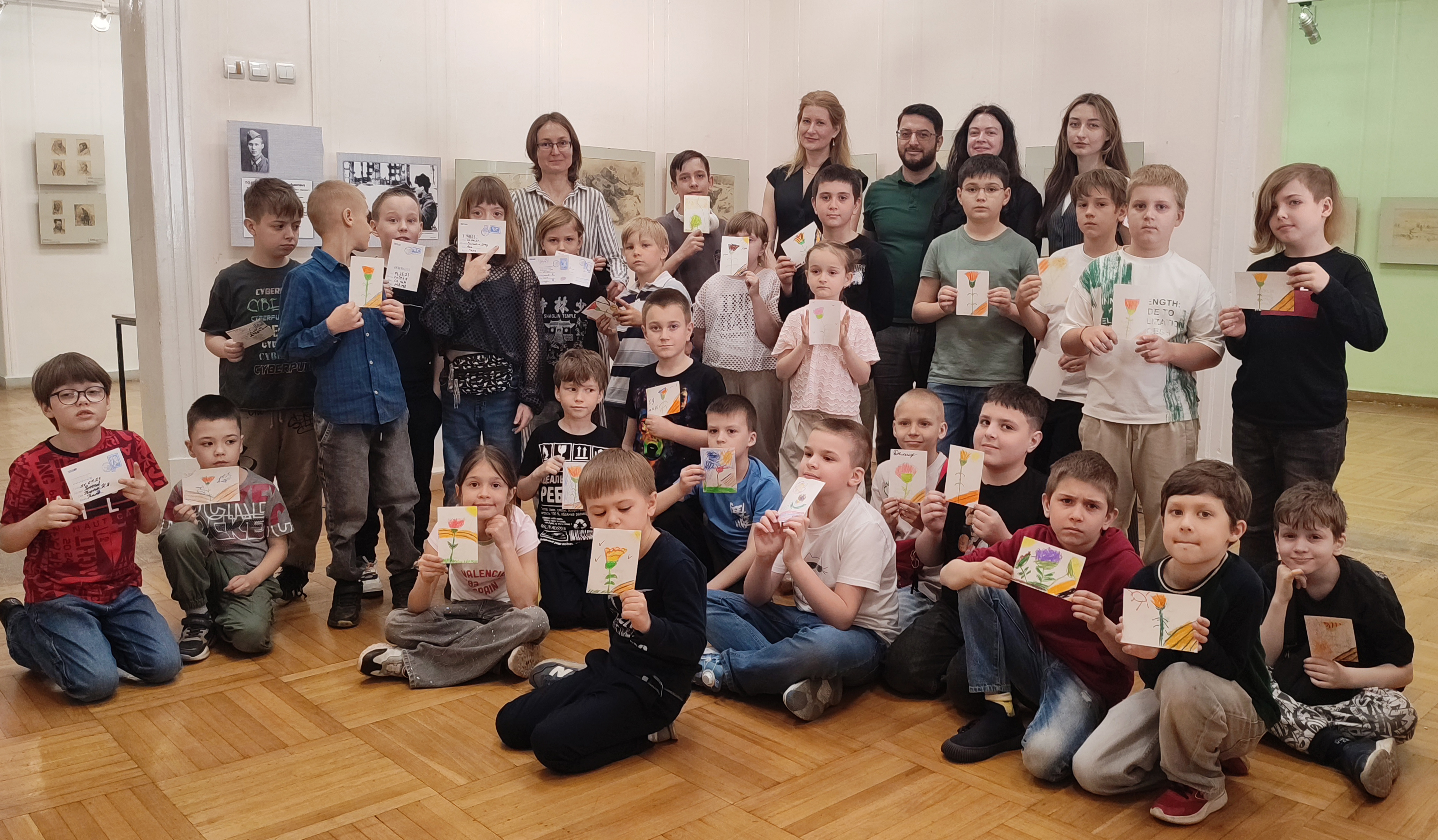 Дети в музее. Открытка ко Дню Победы