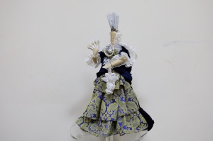 6.	Костюм маркизы Франсуазы-Атенаис де Монтеспан. XVII век
Женская мода французского барокко подчинялась законам величия. Костюм состоял из множества элементов: жёсткий корсет, подчёркивающий грудь и талию, многослойные юбки, часто расширенные с помощью каркасных конструкций, и лиф с глубоким вырезом. Платья шились из дорогих тканей — бархата, парчи, дамаста — и украшались кружевами, вышивкой, драгоценными пуговицами и бантиками. Цветовая палитра варьировалась от тёмных насыщенных тонов до светлых пастелей в зависимости от статуса и времени суток.
