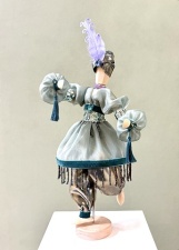 Первая — «Платье-лампа» (La Robe “Lanterne”) — настоящий манифест свободы и нового формообразования. Оно стало символом эпохи, разрушив привычные шаблоны, а восточные мотивы, использованные Пуаре, впервые ввели в высший свет моду на экзотизм.