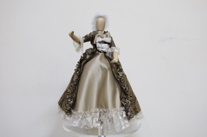 11.	Костюм императрицы Елизаветы Петровны. XVIII век
Из воспоминаний современников известно, что Елизавета Петровна была большая модница. Она переодевалась очень часто, иногда до семи раз в день. После смерти императрицы в её гардеробной обнаружилось 15 000 платьев. Самым популярным и любимым фасоном платья был наряд с фижмой (каркас из китового уса для придания пышности женской юбке). По этикету фижмы на платьях у дам должны были соответствовать придворному статусу: чем больше статус, тем шире юбка. Само платье состояло из двух частей, верхняя часть называлась «модест», а нижняя — «фрипон». Важной частью образа составляли белоснежный парик  и напудренно
