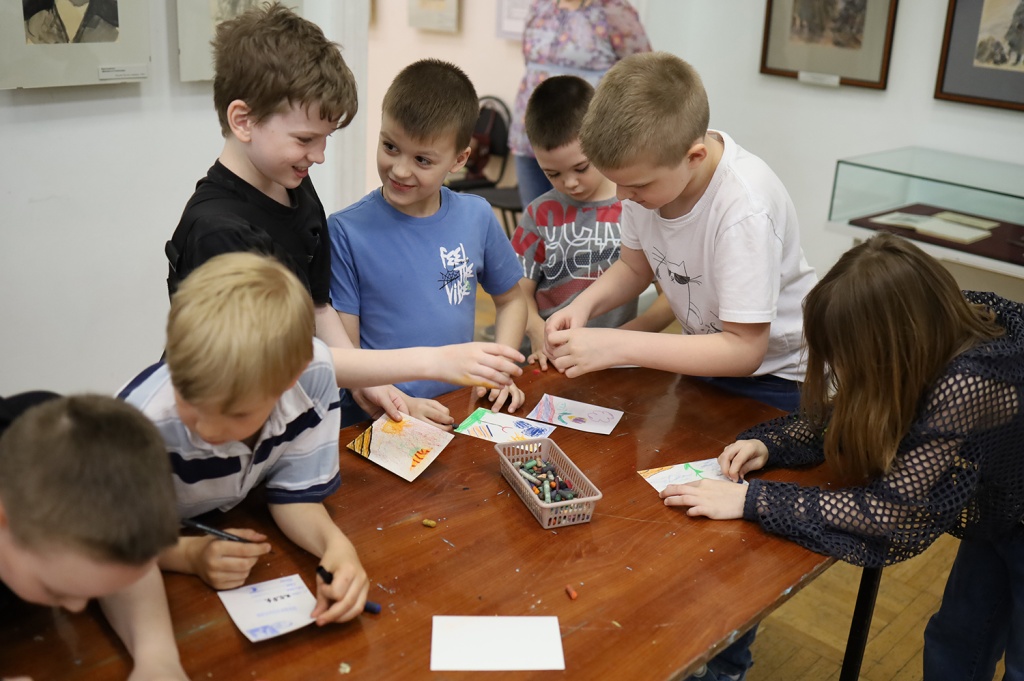 Открытка ко Дню Победы, 25 апреля, дети в РОМИИ Открытка ко Дню Победы, 25 апреля, дети в РОМИИ