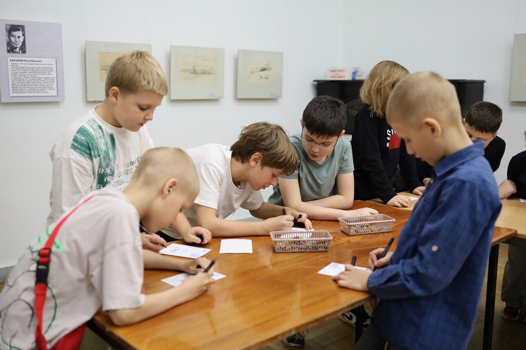 Открытка ко Дню Победы, 25 апреля, дети в РОМИИ Открытка ко Дню Победы, 25 апреля, дети в РОМИИ