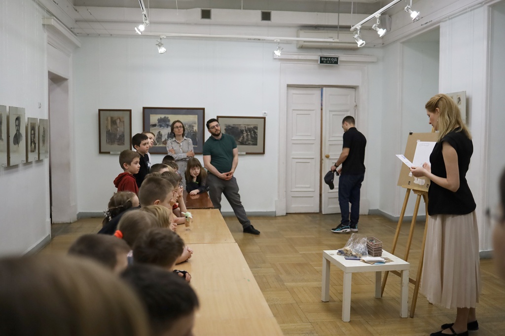 Открытка ко Дню Победы, 25 апреля, дети в РОМИИ Открытка ко Дню Победы, 25 апреля, дети в РОМИИ